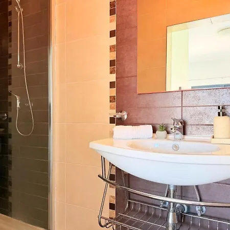 Modern Escape - Close To Beaches & Dining *