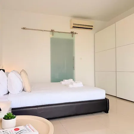 Modern Escape - Close To Beaches & Dining