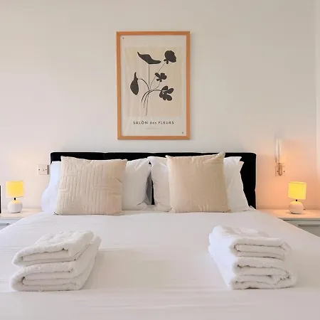 Modern Escape - Close To Beaches & Dining