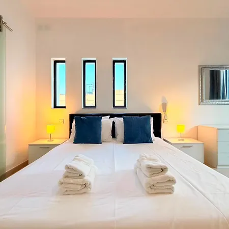 Modern Escape - Close To Beaches & Dining *